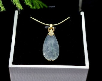 Colgante de jade blanco hielo, oro de 18 quilates y diamante en forma de lágrima.