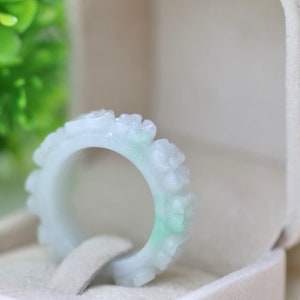 Raro anello di giada certificato intagliato a mano floreale intagliato bianco con banda di giadeite naturale di tipo A verde mela dal laboratorio di giada