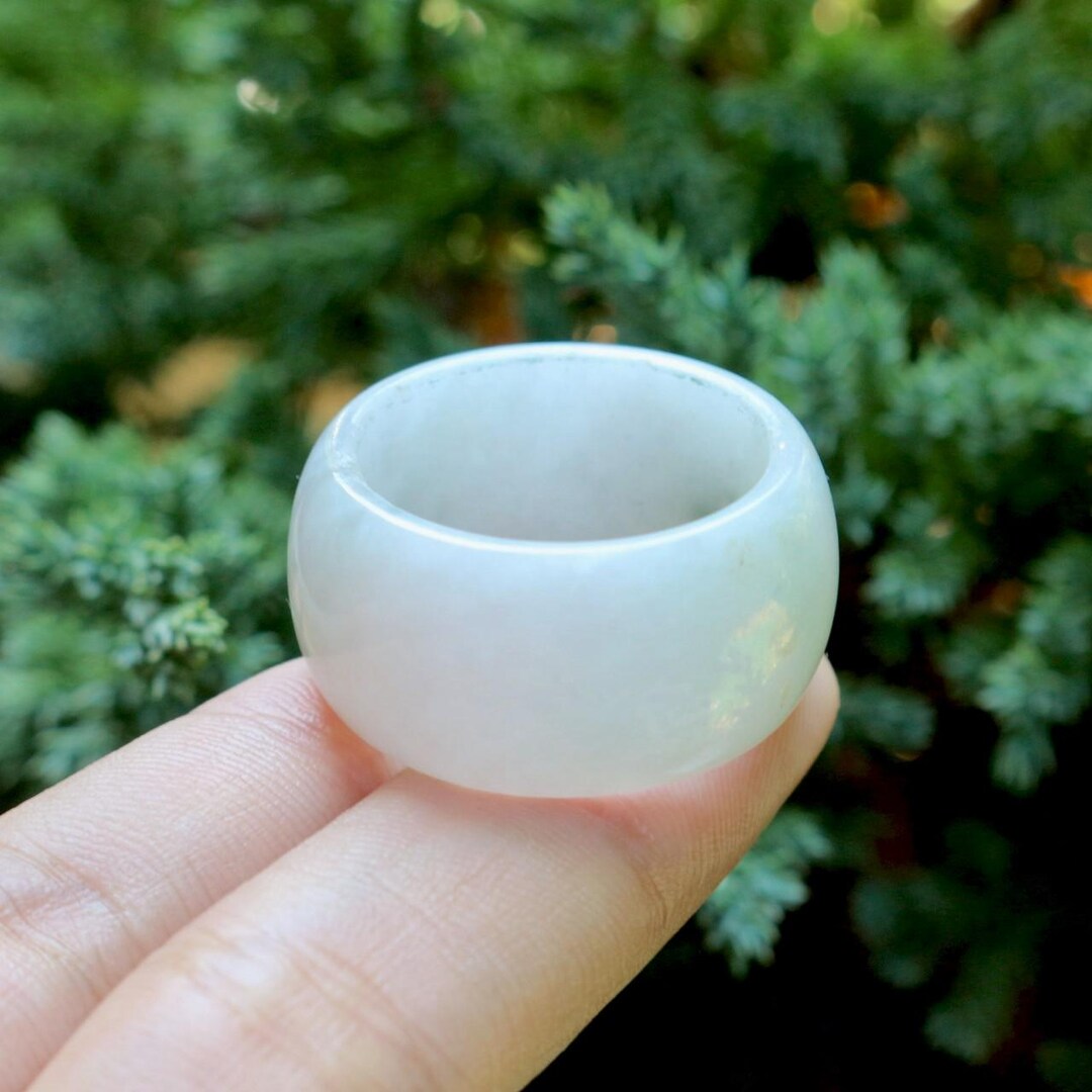 An Extraordinary Imperial Green Jadeite Archer's Ring with a White Jade Stand | JEWELLERY