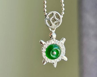 Pingente de tartaruga em jadeíta verde natural, banhado a ouro branco 18K.