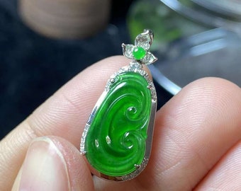 Pingente de jadeíta em ouro branco 18K, jade verde natural.