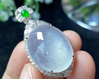 Colgante de jade helado con engaste de oro blanco de 18 quilates.