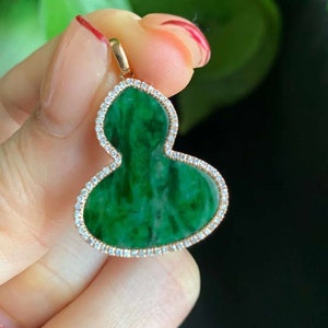 Jade pendant 18K solid gold Beautiful green Jade set in 18K yellow solid gold.