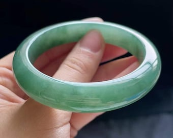 天然翡翠バングル - 58.84 mm オフホワイトと鮮やかなグリーン