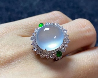 Jade ring 18K solid gold Beautiful natural Icy jadeite in 18K solid gold setting.