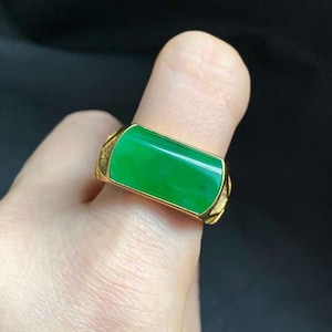 Jade ring 18K yellow gold Beautiful natural green apple jadeite in 18K yellow gold setting.