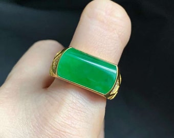 Jade ring 18K yellow gold Beautiful natural green apple jadeite in 18K yellow gold setting.