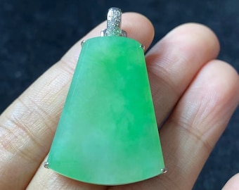 Pingente de jadeíta verde-maçã, argola de ouro branco 18K com diamante.