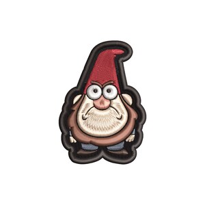 Puede incluir: Parche bordado de un gnomo de dibujos animados con un gorro rojo, barba marrón y una expresión gruñona.
