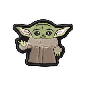 Op de afbeelding: Gestikte patch met een groen en bruin personage uit de Star Wars-franchise, bekend als "The Child" of "Baby Yoda". Het personage draagt een bruine robe en heeft grote oren.