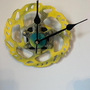 Upcycled Disc Brake Clock – Modern Industrial Wall Clock – Handmade Cycling Gift – Eco-Friendly Home Décor