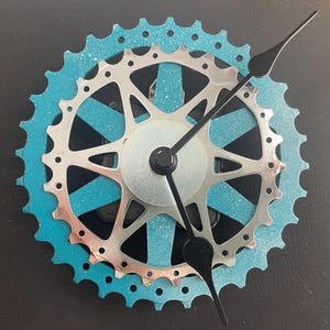 Reloj hecho con piezas de bicicleta recicladas en azul y plata
