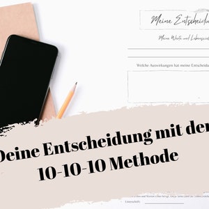 Może przedstawiać: Biała kartka papieru z czarno-białym obrazkiem pióra na górze. Tekst "Meine Entscheidung: Meine Werte und Lebensziele" jest napisany czarnym kolorem. Pod tekstem znajduje się pusta przestrzeń z tekstem "Welche Auswirkungen hat meine Entscheidung in 10 Minuten?" napisanym czarnym kolorem. Poniżej znajduje się większa pusta przestrzeń. Tekst "Deine Entscheidung mit der 10-10-10 Methode" jest napisany czarnym kolorem na różowym tle.