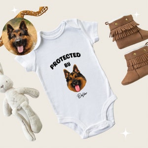 Body de bebé con retrato de mascota personalizado, regalo de Baby Shower, protegido por Onesie de mascotas, regalo de mascota de Baby Shower, anuncio de embarazo