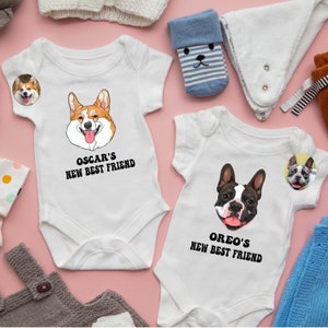 Body de bebé con retrato de mascota personalizado, regalo de Baby Shower, protegido por Pets Onesie, regalo de mascotas, anuncio de embarazo, bebé nuevo mejor amigo