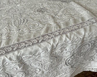 Antique Italian white linen Tablecloth with Point de Venise handmade lace measuring 96X70 inches. From Italy c 1900-1920. MINT condition.