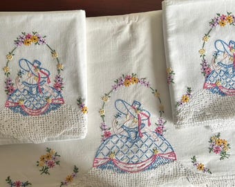 Crinoline katoenen bovenlaken 2 kussensloop, met de hand geborduurd en gehaakt.  Nieuwstaat.