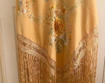 Seda dorada antigua bordada a mano floral Piano/Mantilla Canton Shawl 46"+ 19" fleco. Fabricado en China alrededor de 1930. Excelente estado.