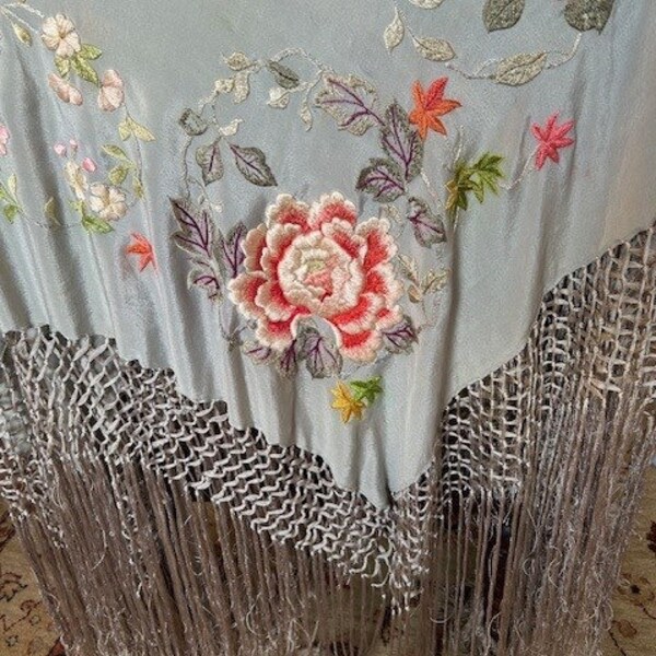 Antiguo chal de piano del Cantón de Manila de seda gris grande con flores multicolores bordadas a mano. Fabricado en China en 1920. Excelente estado.