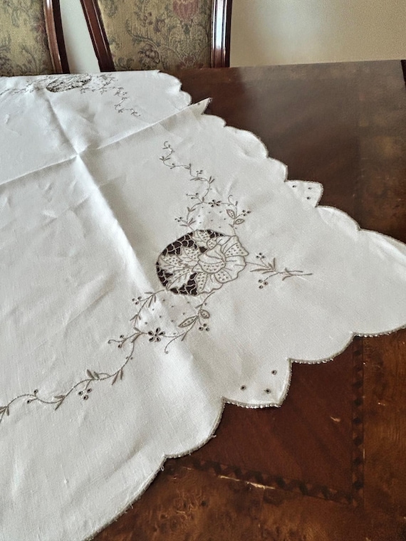 マデイラ￼刺繍、テーブルセンター