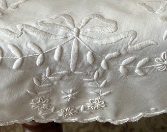 Beautiful heavily hand-embroidered linen Centre Piece 27" ROUND. Mint condition.