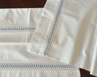 Beau drap de dessus en lin brodé à la main et 2 taies d'oreiller. Fabriquée en Angleterre vers 1950. PARFAITE condition.