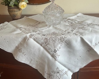 Paño de té vintage de lino Madeira, bordado floral a mano (33x33)