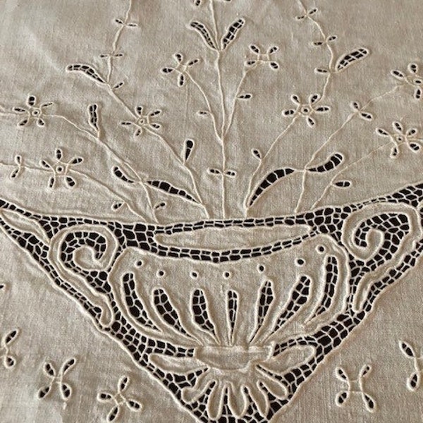 VTG White Linen Altar Cloth/PELMET/or Bed Scarf Eyelet and Gros de Venise embroidery 31X105 Italy 1940. MINT condition