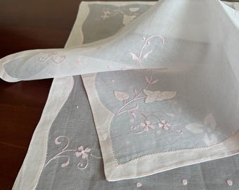 Manteles individuales vintage de lino Madeira (juego de 2), organdí rosa bordado, años 60