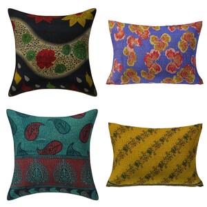 Könnte beinhalten: Set aus vier dekorativen Kissen mit verschiedenen floralen und Paisley-Mustern. Die Kissen sind aus Kantha-Stoff, einem traditionellen indischen Textil. Die Kissen sind in den Farben Blau, Grün, Gelb und Schwarz gehalten.