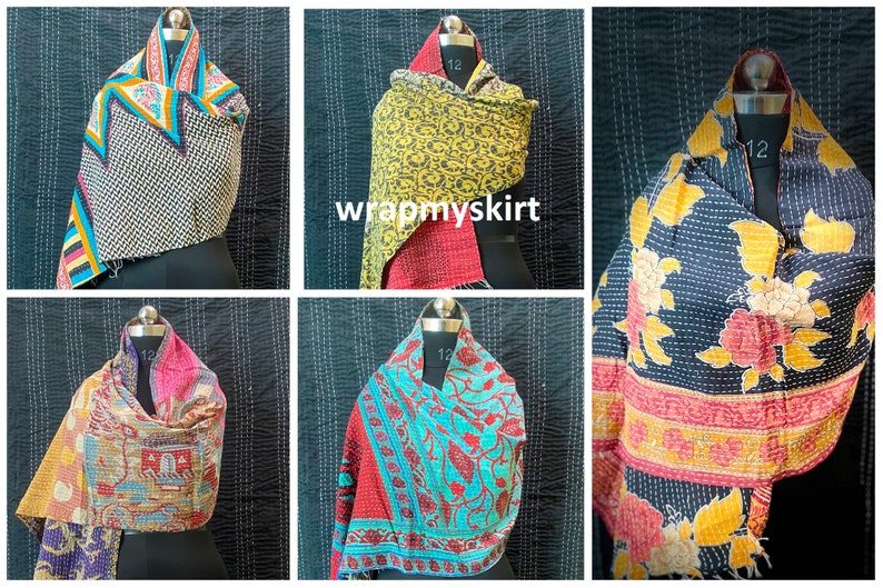 Op de afbeelding: Zes verschillende kantha-dekens, elk met een uniek patroon en kleurenschema. De dekens zijn gemaakt van gerecyclede sari's en zijn met de hand gestikt. De dekens worden getoond op mannequins en zijn gevouwen in een driehoekige vorm.