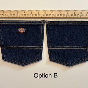 Pode incluir: Dois bolsos de ganga azul escuro com costuras amarelas. O bolso esquerdo tem um pequeno patch com o log&oacute;tipo Dickies. Os bolsos s&atilde;o mostrados ao lado de uma r&eacute;gua. O texto "Op&ccedil;&atilde;o B" est&aacute; na parte inferior.
