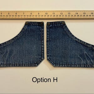 Pode incluir: Dois bolsos de ganga com detalhes de bot&otilde;es de metal. Os bolsos s&atilde;o de lavagem azul m&eacute;dia e s&atilde;o mostrados com uma r&eacute;gua de madeira. O texto "Op&ccedil;&atilde;o H" est&aacute; abaixo.
