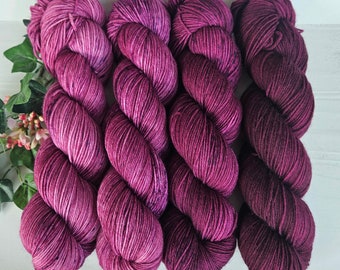 Il set HEIDE Blooms tinto a mano da 400 g di lana vergine extrafine (lana merino) con contenuto di PA (filato a tutto tondo)