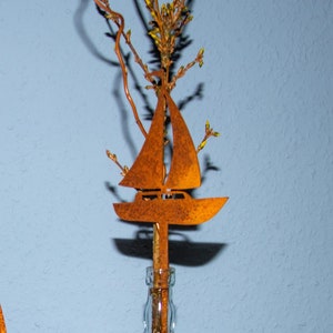 Segelboot Stecker Blumen als Gartendeko - Trockenblumen - Edelrost - Gartenkunst - Gartenschmuck - Geschenk - Ostern