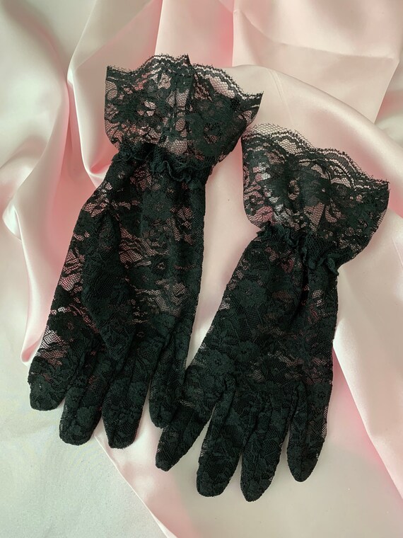 Stylish Black Lace Gloves Evening Gloves Bridal Accessories An old-fashioned accessory makes an elegant comeback