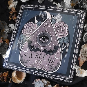 Impresión &quot;Me ves&quot; - Planchette Ouija Dibujo Ilustración Lindo Gótico Horror Decoración Hogar Arte de pared Oscuro Espeluznante Planchette Rosa Flor San Valentín