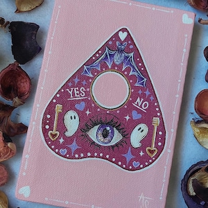 Pintura acrílica original de San Valentín con plancheta: 4 x 6 pulgadas, linda ouija rosa, espeluznante, pastel gótico, Vday, ojo de murciélago, fantasma, corazón, arte pequeño para decoración de pared