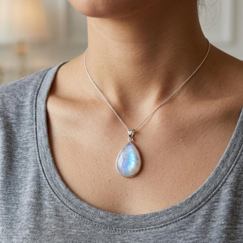 Colar com Pingente de Pedra da Lua Arco-Íris Feminina, Gema Azul Fogo, Colar em Prata de Lei 925 com Pedra da Lua em Formato de Pera, Presente de Aniversário para Ela imagem 2