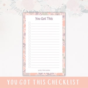 Peut inclure: Une liste de contrôle imprimable avec un motif floral dans des tons de rose et de gris. La liste de contrôle porte le texte "You Got This" en haut et "pretty little studios" en bas.