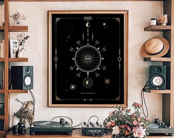 Peut inclure: Une impression de design céleste encadrée en noir et or avec un cercle au centre et des étoiles et des lunes autour. L'impression est accrochée à un mur dans une pièce avec une table en bois et des étagères remplies de livres.