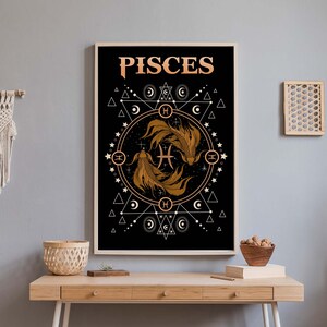 Puede incluir: Un p&oacute;ster negro y dorado con la palabra "PISCES" en letras doradas. El p&oacute;ster presenta una imagen estilizada de dos peces nadando en un c&iacute;rculo con formas geom&eacute;tricas y estrellas.