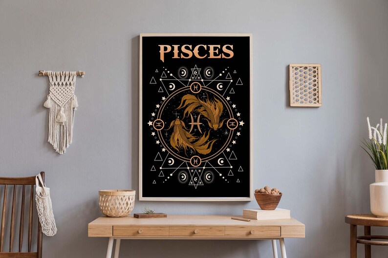 Puede incluir: Un p&oacute;ster negro y dorado con la palabra "PISCES" en letras doradas. El p&oacute;ster presenta una imagen estilizada de dos peces nadando en un c&iacute;rculo con formas geom&eacute;tricas y estrellas.