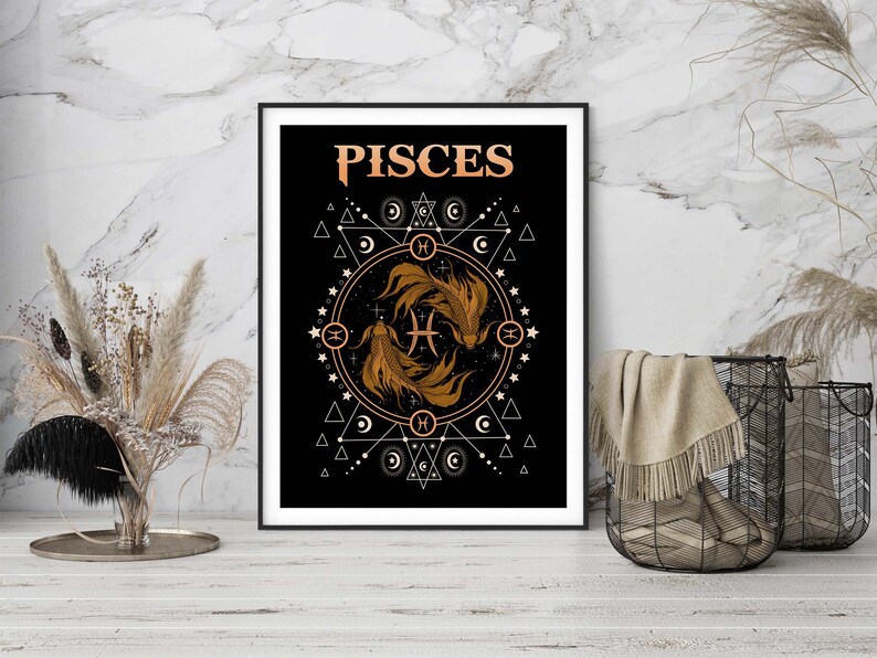Puede incluir: Un p&oacute;ster negro y dorado con la palabra "Pisces" en una fuente estilizada. El p&oacute;ster presenta un dise&ntilde;o geom&eacute;trico con un par de peces en el centro.