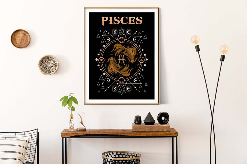 Puede incluir: Un p&oacute;ster negro y dorado con la palabra "Piscis" en una fuente estilizada. El p&oacute;ster presenta un dise&ntilde;o geom&eacute;trico con dos peces dorados nadando en un c&iacute;rculo.