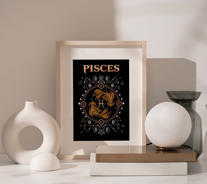 Puede incluir: Una impresi&oacute;n en negro y dorado con la palabra "Pisces" en una fuente estilizada. La impresi&oacute;n presenta dos peces estilizados dentro de un c&iacute;rculo de formas y s&iacute;mbolos geom&eacute;tricos.