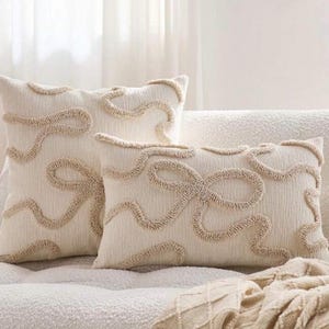 Funda de cojín color crema con lazo y mechones, sin relleno, neutra. Ideal para el hogar, decoración, estilo femenino, dormitorio, cojín de sofá, beige.