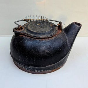 Vintage Cast Iron Tea Kettle Wire Handle Swivel Lid| Camp Heavy Coffee Kettle Decor