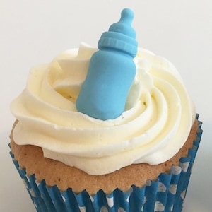 Blue Baby Bottles Sugar Cake Decoraties- twee maten beschikbaar. Eetbaar, uniek en handgemaakt in het Verenigd Koninkrijk!