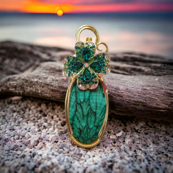 Le collier pendentif Laelynn.  pendentif réalisé avec une sublime malachite thème St Patrick trèfle